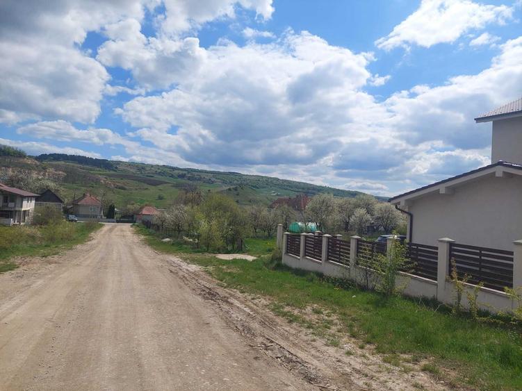 Casă cu 4 camere în Corușu