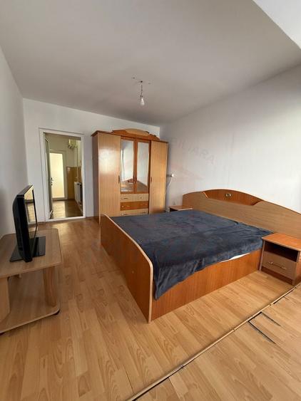 Apartament cu 4 camere decomandat, mobilat în Micro 20