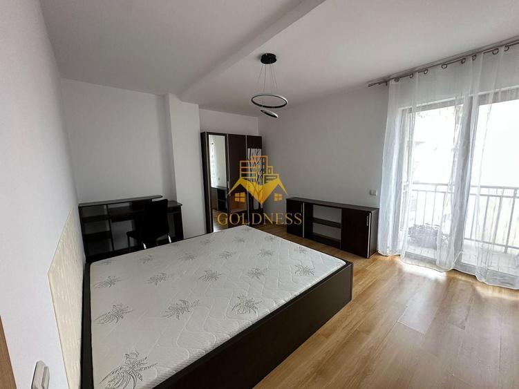 Apartament cu 3 camere semidecomandat, mobilat în Central