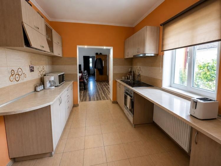 Casă individuală cu 10 camere cu Canalizare în Sebeș
