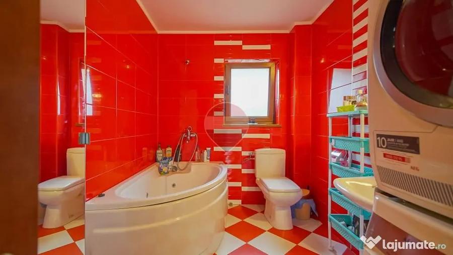 Casă cu 7 camere cu Teren 300 Mp în Central
