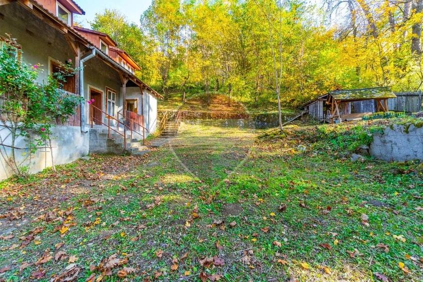 Casă individuală cu 6 camere cu Teren 5178 Mp în Vâlcele