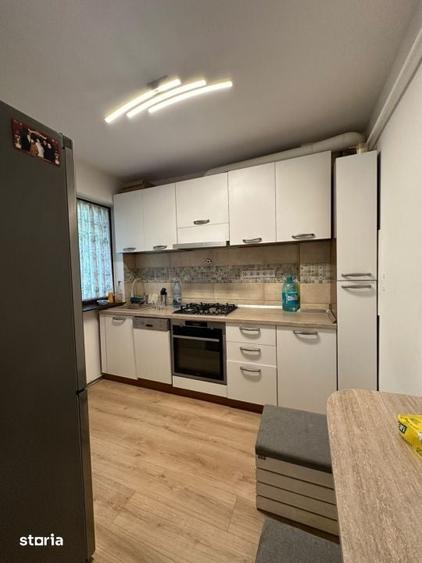 Apartament cu 4 camere decomandat în Valea Roșie