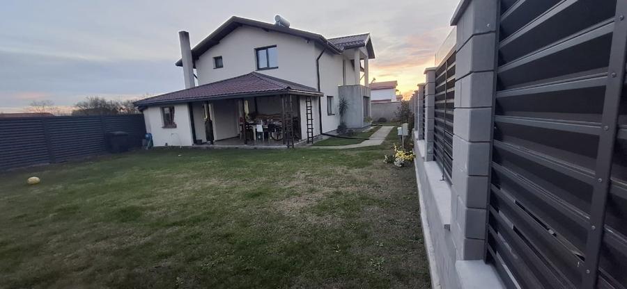 Casă individuală cu 3 camere cu Canalizare în Izvoru (Vânătorii Mici)