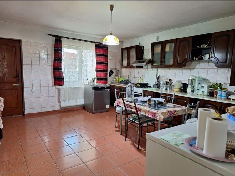 Casă cu 4 camere cu Teren 4200 Mp în Adunații-Copăceni