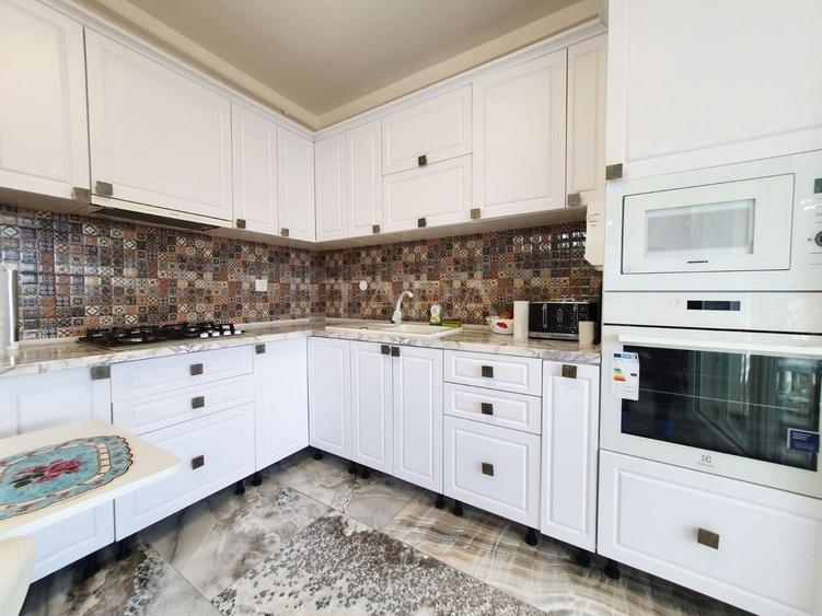 Apartament cu 3 camere semidecomandat, mobilat în Vest