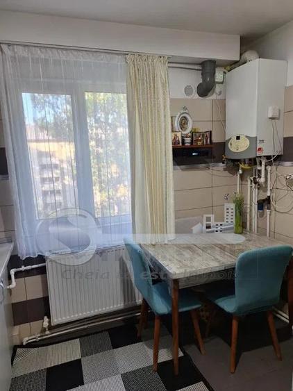 Apartament cu 3 camere semidecomandat în Podul de Piatră