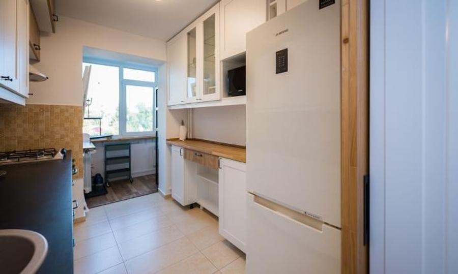 Apartament cu 3 camere semidecomandat, mobilat în Costin Georgian