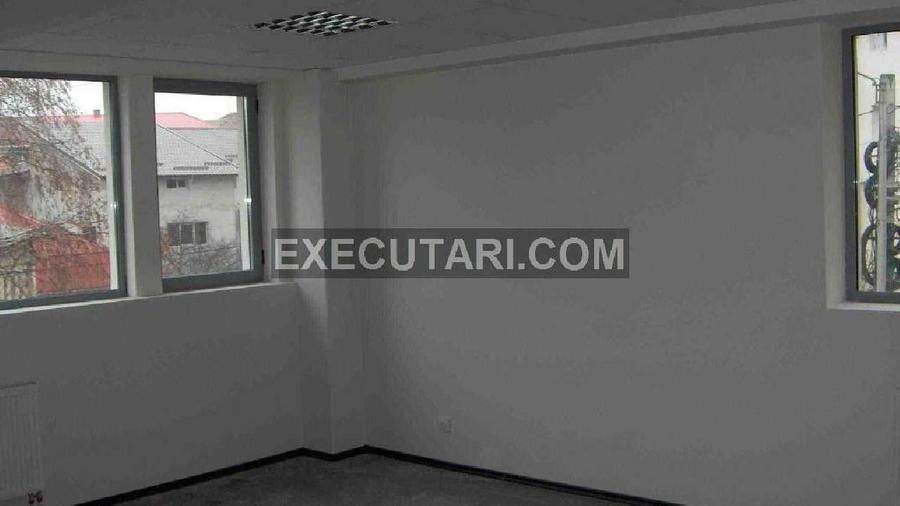 Birou, de 1,500 mp, în Central