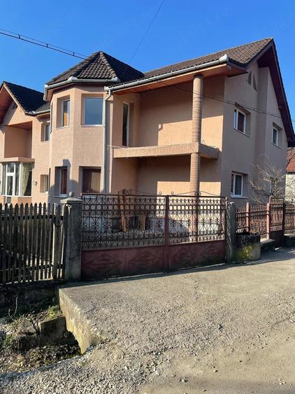 Casă cu 4 camere cu Teren 600 Mp în Vața de Jos