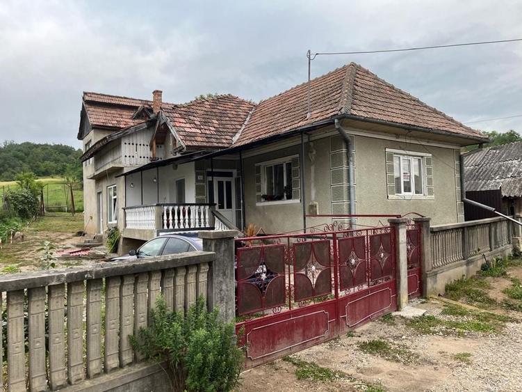 Casă cu 3 camere în Sânmihaiu Almașului