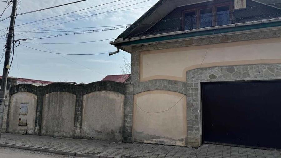 Casă individuală cu 10 camere cu Teren 800 Mp în Central