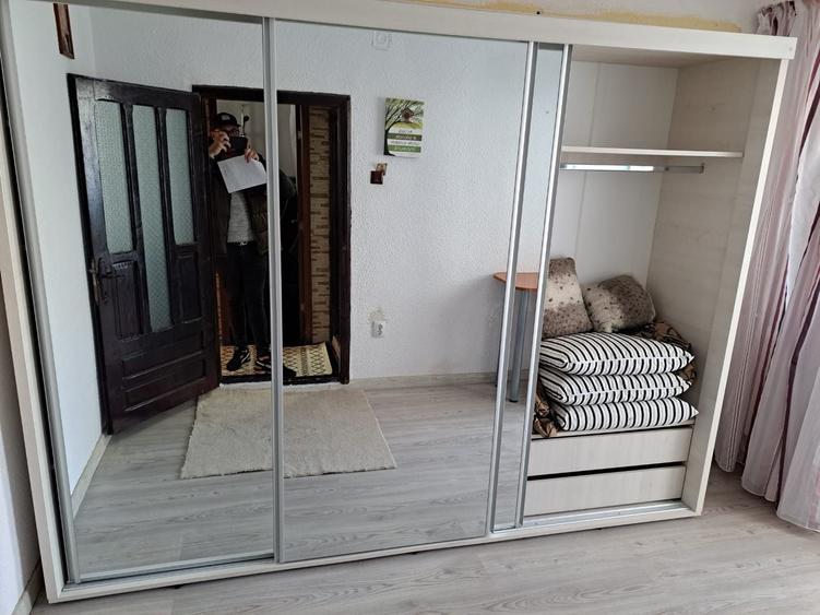 Apartament cu 3 camere semidecomandat în Central