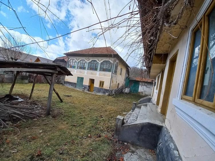 Casă cu 2 camere cu Teren 3000 Mp în Drăghici