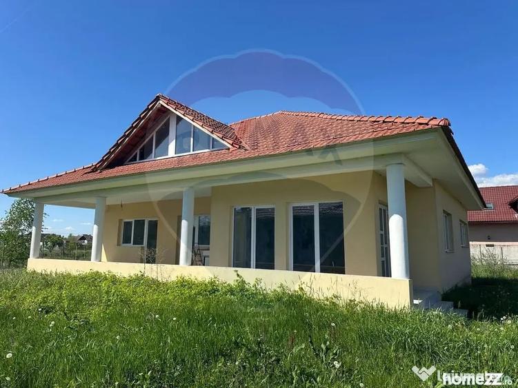 Casă cu 4 camere cu Teren 715 Mp în Lăpuș