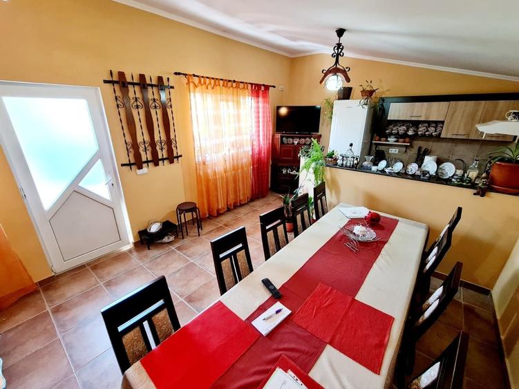 Casă cu 4 camere în Troian