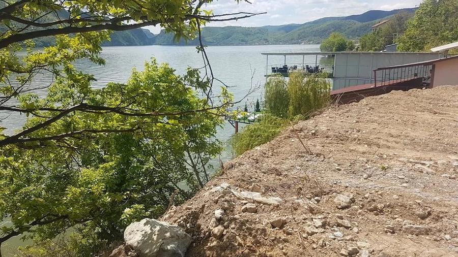 Teren de 350 mp, în Eșelnița