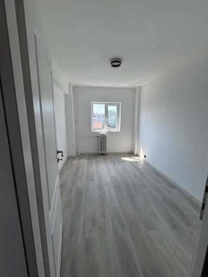 Apartament cu 4 camere decomandat în Cantacuzino