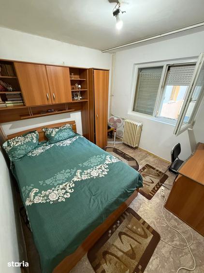 Apartament cu 4 camere semidecomandat în Rovine