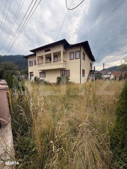 Casă cu 7 camere cu Teren 671 Mp în Central