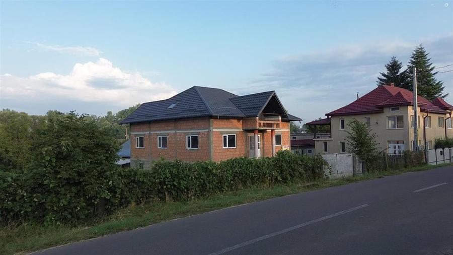 Casă individuală cu 7 camere cu Canalizare în Dornești