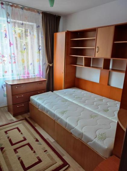 Apartament cu 3 camere semidecomandat în Rahova