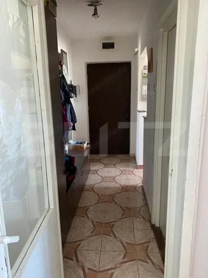 Apartament cu 3 camere semidecomandat, mobilat în Botizului