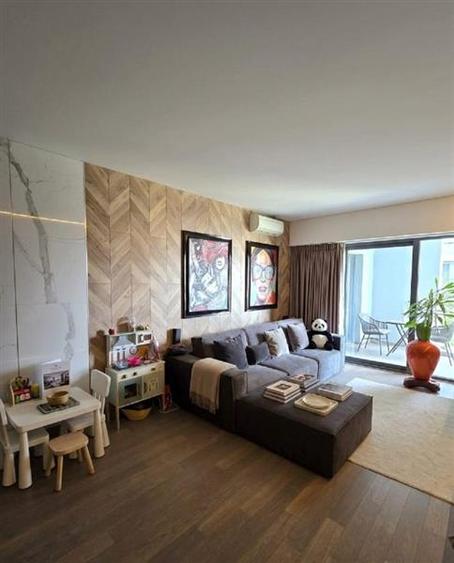 Apartament cu 3 camere semidecomandat în Barbu Văcărescu