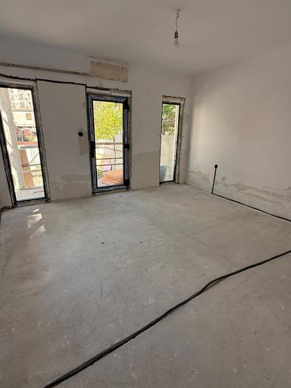 Casă cu 6 camere cu Canalizare în Mihai Bravu