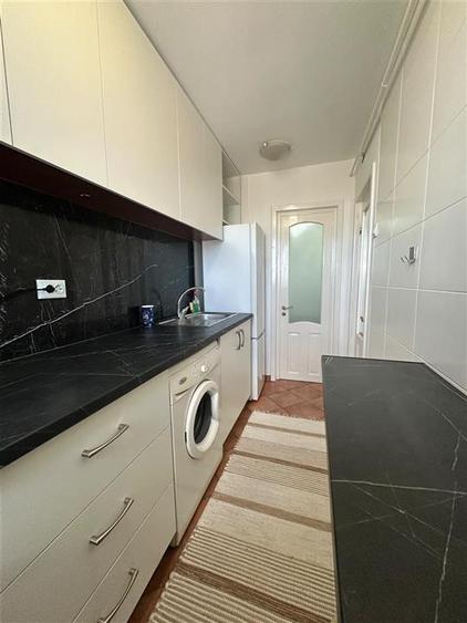 Apartament cu 3 camere semidecomandat, mobilat în Podu Roș