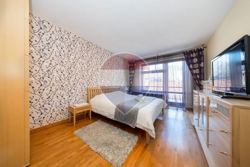 Casă individuală cu 11 camere cu Teren 1300 Mp în Schei