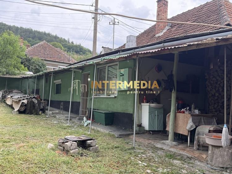 Casă individuală cu 3 camere cu Canalizare în Cricău