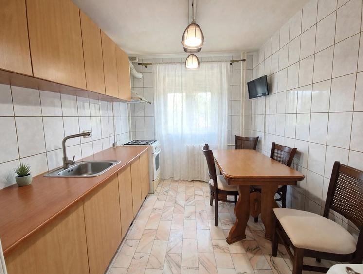 Apartament cu 3 camere semidecomandat, mobilat în Tei