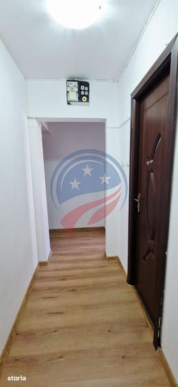 Apartament cu 3 camere semidecomandat în Craiovița Nouă