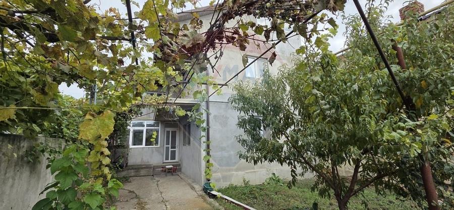 Casă individuală cu 5 camere cu Canalizare în Obor