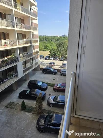 Apartament cu 3 camere semidecomandat în Băneasa