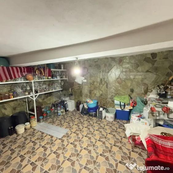 Casă cu 9 camere cu Teren 1860 Mp în Central