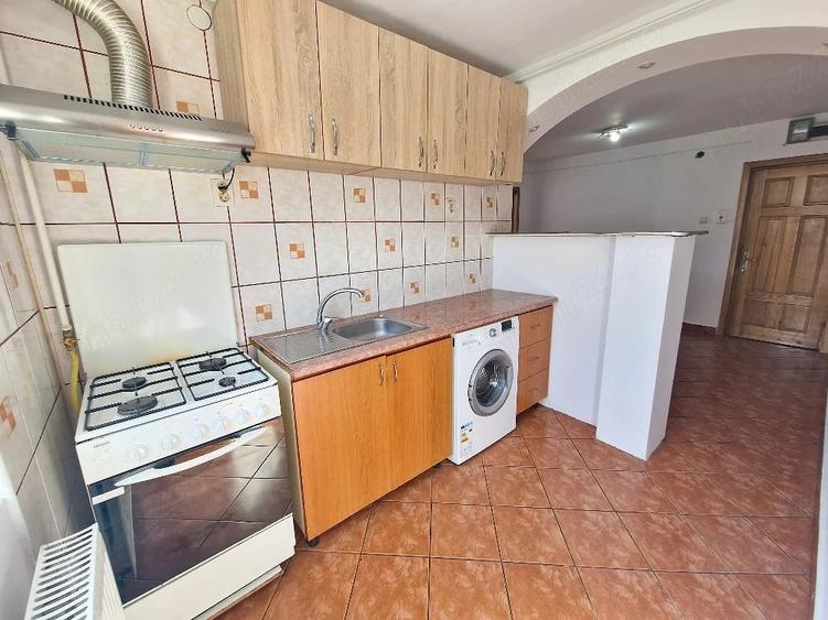 Apartament cu 3 camere decomandat în Exterior Vest