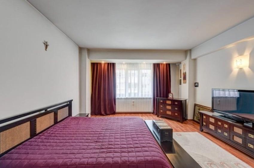 Casă cu 5 camere cu Garaj în Domenii