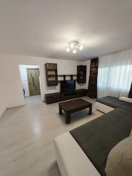Apartament cu 3 camere semidecomandat în Tineretului