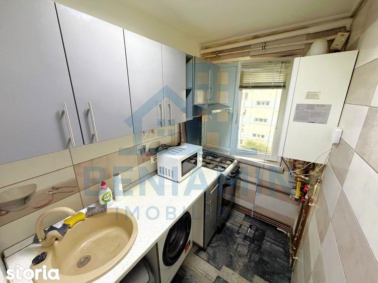 Apartament cu 3 camere semidecomandat în Craiovița Nouă