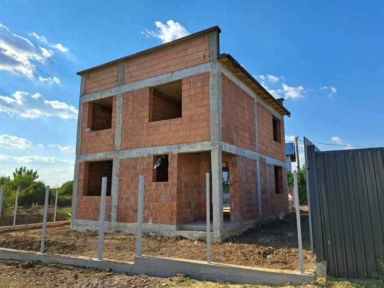 Casă individuală cu 5 camere cu Teren 300 Mp în Central