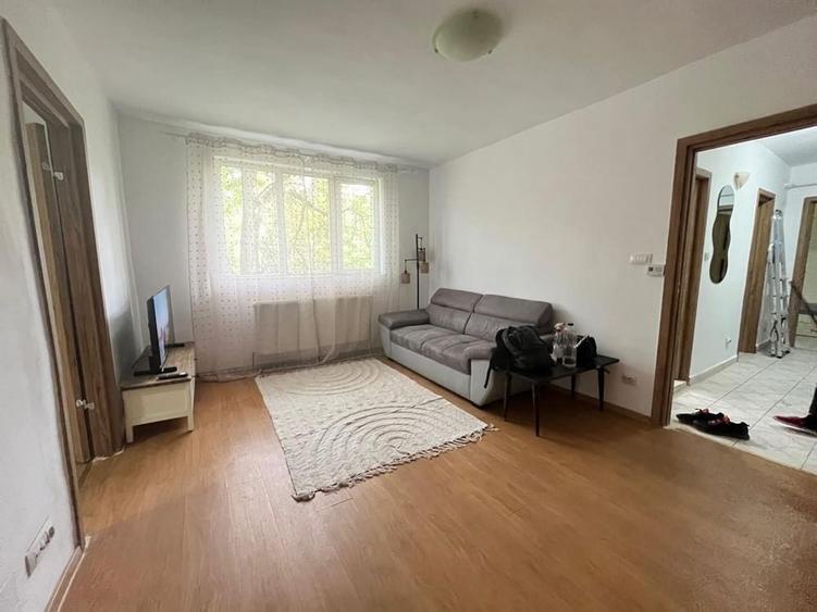 Apartament cu 3 camere semidecomandat în Tudor Vladimirescu