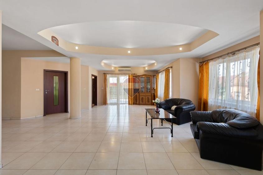 Apartament cu 3 camere decomandat, mobilat în Intim