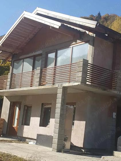 Casă cu 5 camere cu Teren 3519 Mp în Agăș