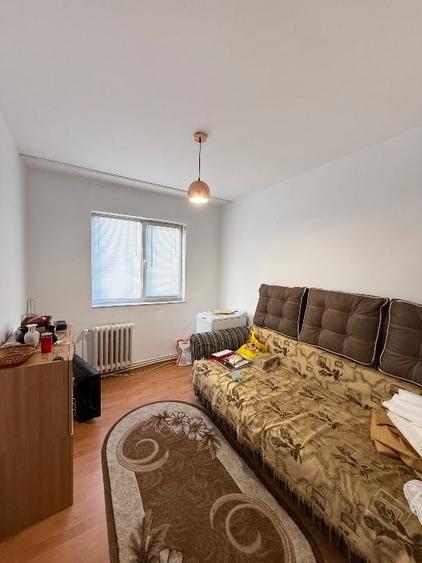 Apartament cu 3 camere semidecomandat în Alexandru cel Bun