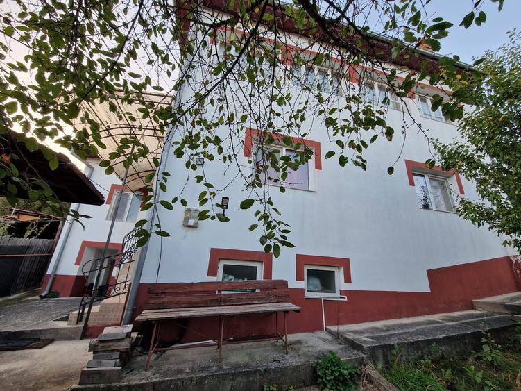 Casă cu 4 camere decomandat în Central