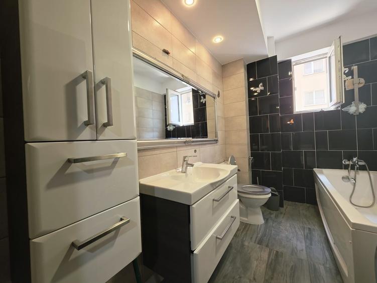 Apartament cu 3 camere decomandat în Roșu