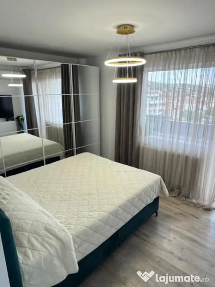 Apartament cu 3 camere semidecomandat în Dâmbul Rotund