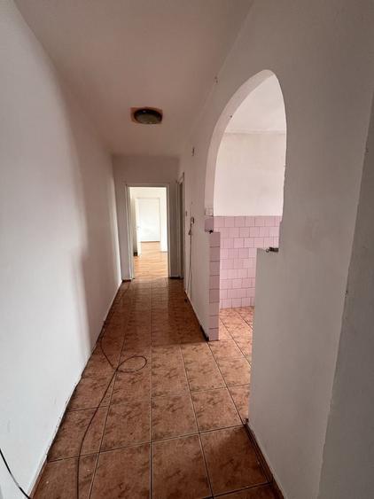 Apartament cu 3 camere semidecomandat în Aleșd